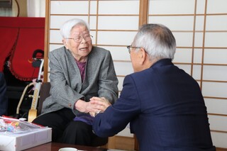 市長と固い握手を交わす寺坂さん