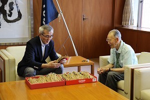 亀の飾りについて歓談する奥塚市長と玉井十一さん