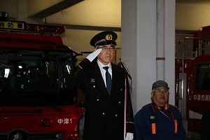 消防団員から報告を受ける奥塚市長