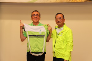 奥塚市長にも記念サイクルジャージが贈られました。