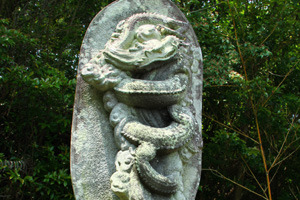 遊歩道に祀られている龍神の石像