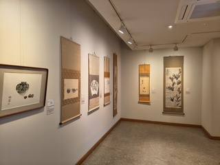 一階日本画展示室の様子 一階日本画展示室内の写真