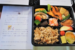 新鮮な魚介類と季節の野菜を使用したお弁当