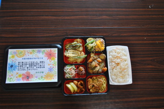 完成したお弁当です。お便りも添えられています