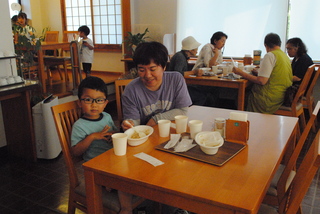 親子で楽しく食べています