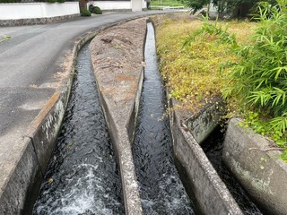 3方面へ流れていく水路