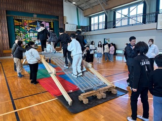 実大模型を渡る様子