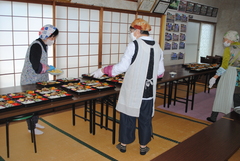 盛り付けをしている様子