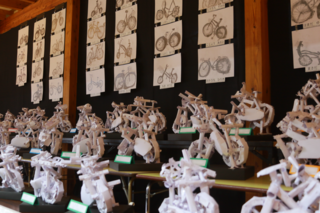 自転車のデッサンと紙製作作品