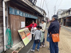 観光ガイドさんの説明