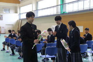 花道をあとにする卒業生