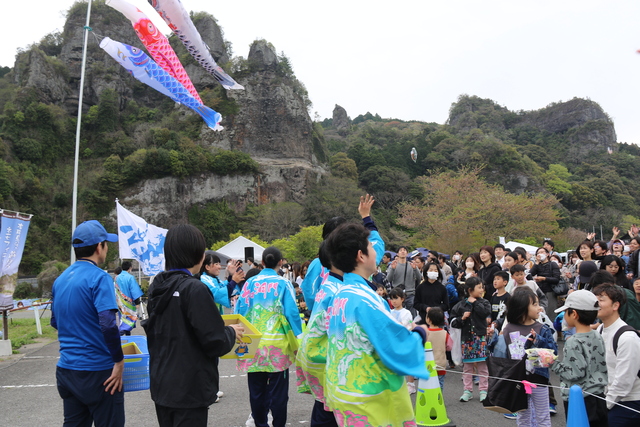 餅まき・お菓子まきの様子 