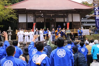餅まきの様子