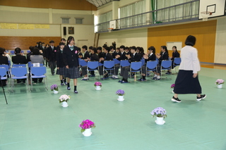 拍手の中、退場する新入生