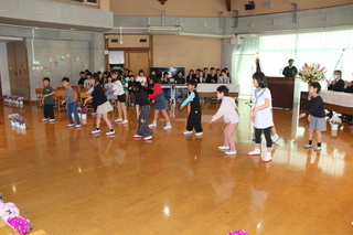 在校生による踊り「さんぽ」