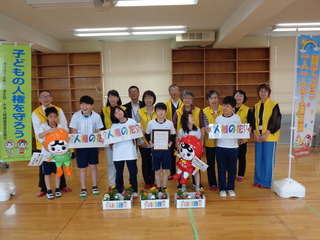 代表児童と集合写真（中津支援学校）