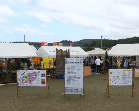 企業協賛看板の設置例（三光コスモス園2025の様子）