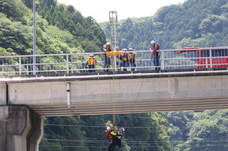 梯子クレーンでの水難救助の様子