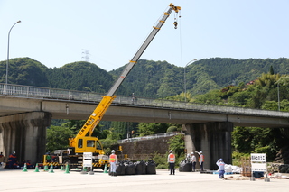 大型土のう投入工の様子