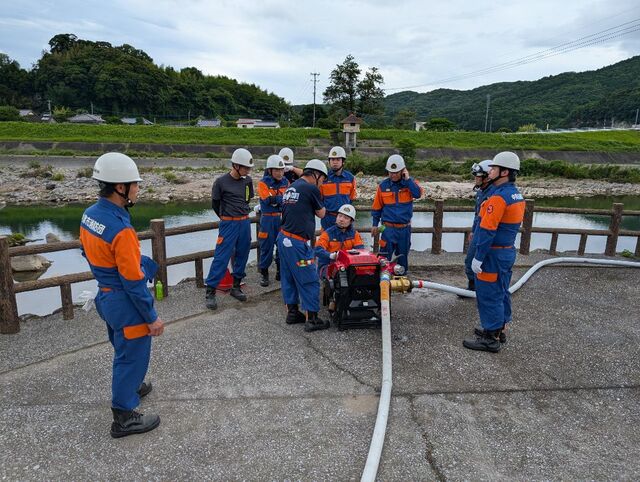 中継ポンプの圧力計を確認しながら送水