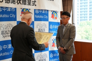 奥塚市長より感謝状贈呈
