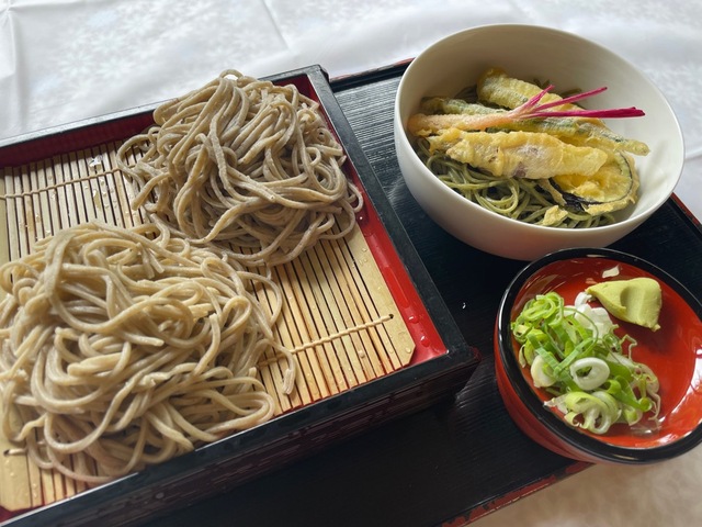 ざるそば（田舎そばの食べ比べ）、茶そば