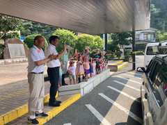 柿坂保育園児のお見送り