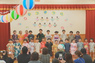 さくら・こすもす組さんによる合唱「ぼくのミックスジュース」