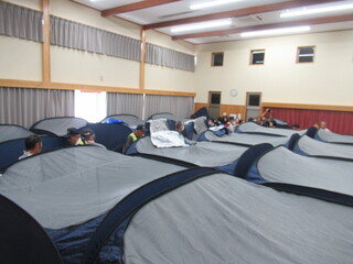 避難所内の様子 避難所の設営の様子
