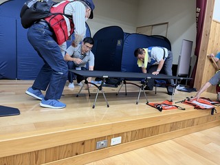 簡易ベッドの組み立て方講習の様子 簡易ベッドの組み立て方講習の様子