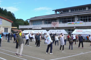 準備運動もみんなで一緒に行います 準備運動もみんなで一緒に行います
