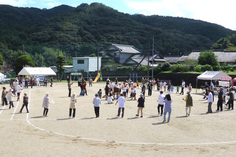 太鼓を囲んでみんなで踊りました 太鼓を囲んでみんなで踊りました