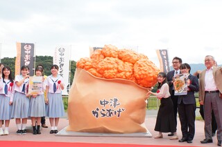 モニュメント前集合写真