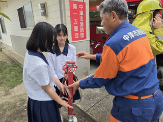 消防団員による器具に触れながらの指導 消防団員による器具に触れながらの指導