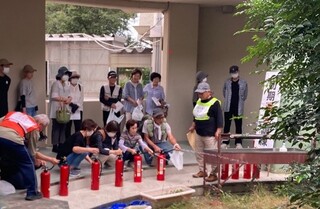 初期消火訓練の様子 初期消火訓練