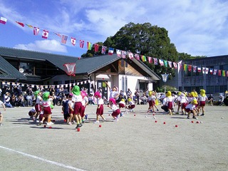 3・4・5才の園児による玉入れ