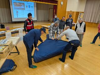 避難所用間仕切りの使い方講習の様子