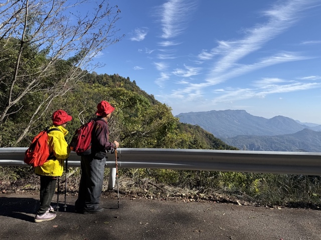 中腹から見える八面山や競秀峰の眺望