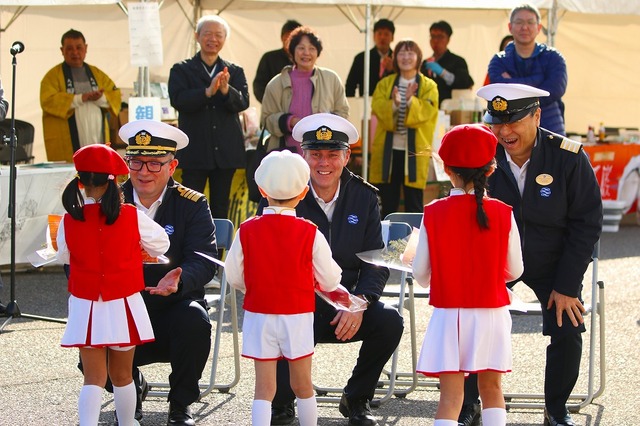 園児3名に花束の贈呈をしていただきました