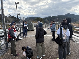 防災監視カメラについて説明する様子