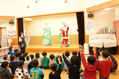 クリスマス会にサンタさんが登場！