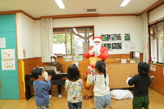 「あわてんぼうのサンタクロース」を一緒に歌いました 「あわてんぼうのサンタクロース」を一緒に歌いました