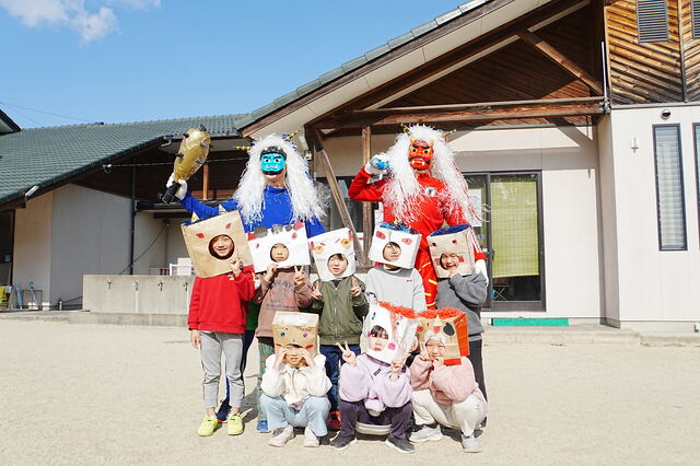 頑張って豆をまきました！