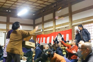 年男年女による餅まき