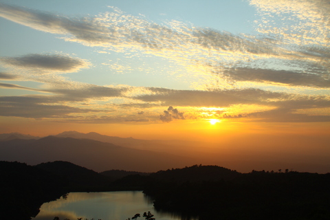 夕日を望む丘