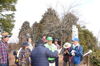 山頂でのガイドの様子