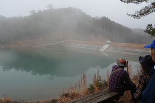 小池では幻想的な霧の様子が見られました
