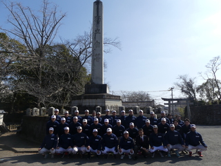 独立自尊碑前記念撮影