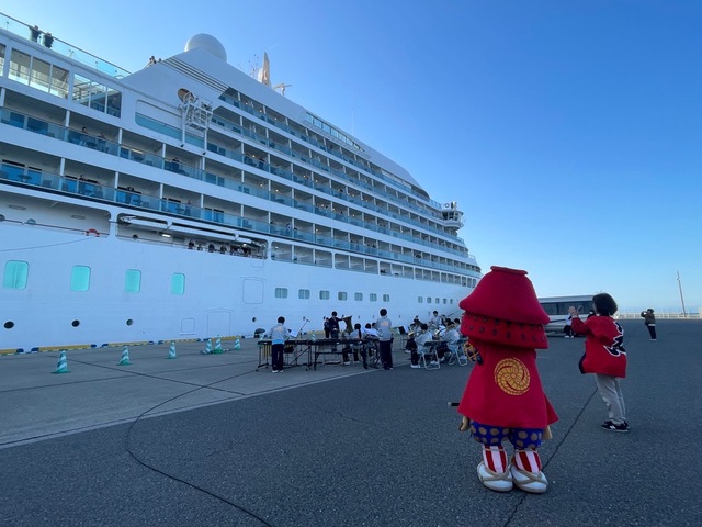 豊陽中学校吹奏楽部の生徒たちと一緒にお見送り