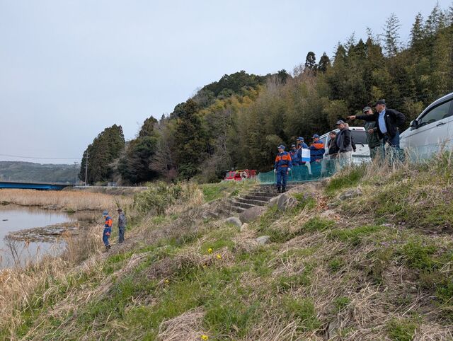 屋形川の状況をする参加者